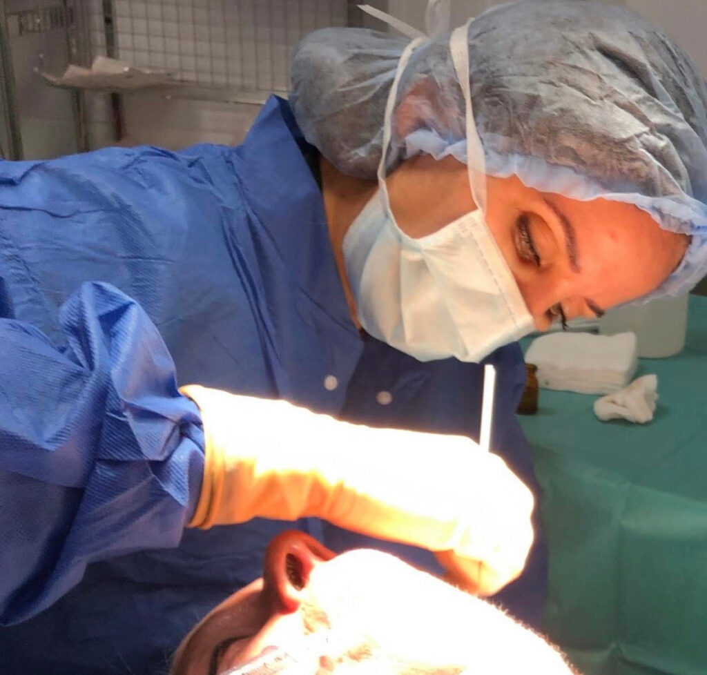 azzam-dr-azzam-geste-medical Le Dr Malika Azzam pendant un geste médical